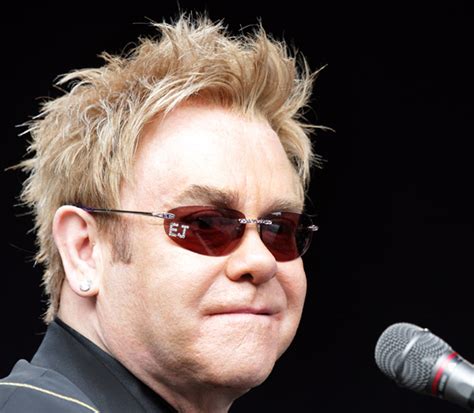 musica de hoy y de siempre: Elton John lo intenta con el dance.  II