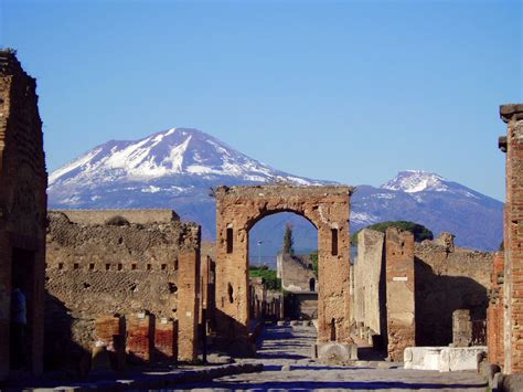 Mute the silence: Let s see, what happened in Pompeii and ...