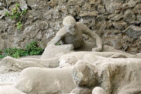 Mute the silence: Let s see, what happened in Pompeii and ...