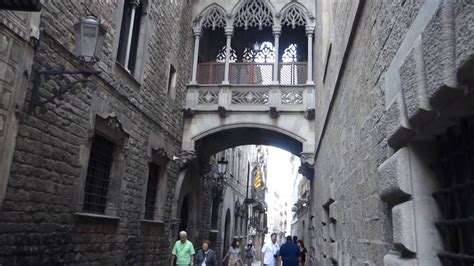 Narrow alleys around Barcelona Cathedral, great atmosphere ...