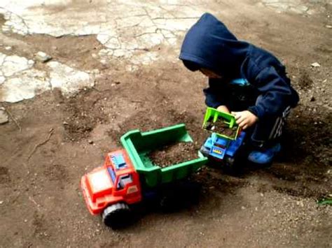 Nene jugando con máquina y camión operativo   YouTube
