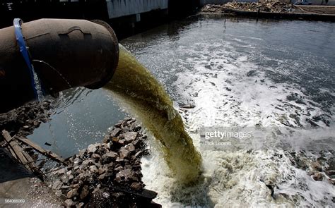 New Orleans, La. Contaminated water flows back into Lake ...