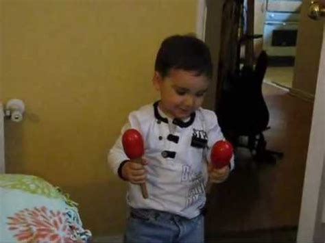 Niño de 1 año tocando maracas al ritmo de musica Cubana ...