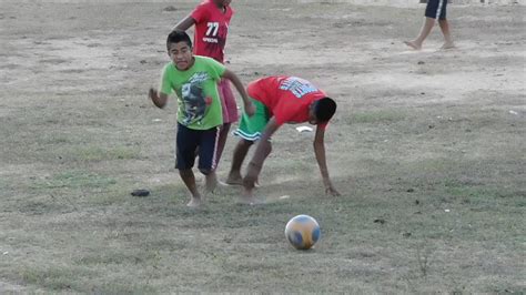 Niños Del Campo Jugando Futbol En Oaxaca Mexico Rural ...