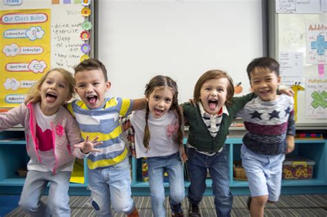 Niños felices en la escuela primaria | Descargar Fotos premium