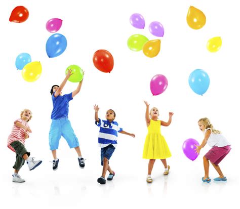 Niños jugando con globos de colores | Foto Premium