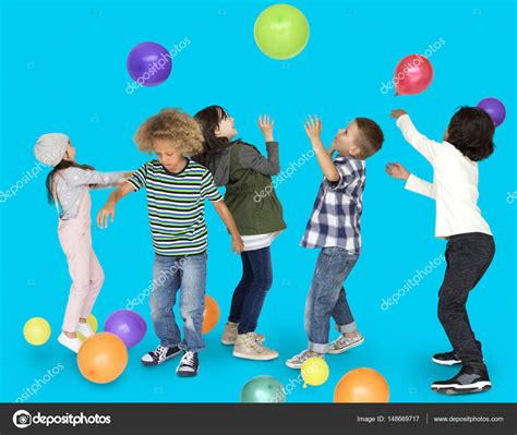 Niños jugando con globos de colores — Fotos de Stock ...