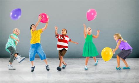 niños jugando con globos — Foto de stock  Rawpixel #90183476