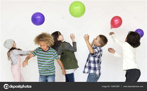 Niños jugando con globos — Fotos de Stock  Rawpixel ...