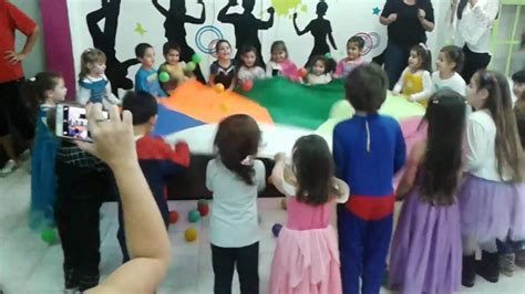 Niños JUGANDO con Pelotas de COLORES/ Children playing ...