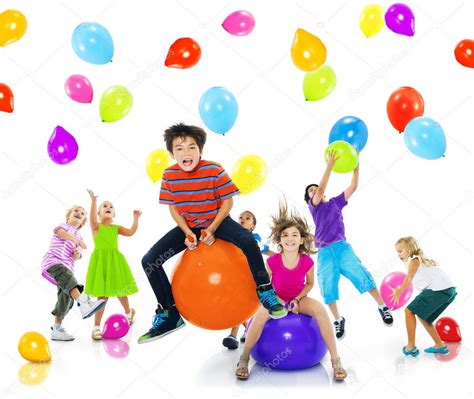Niños multiétnicos jugando con globos — Fotos de Stock ...