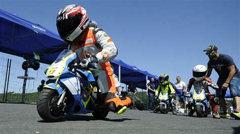 Niños sin límite de velocidad en las carreras de motos