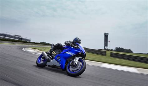 Novità motociclette 2021, la Yamaha blocca produzione R6