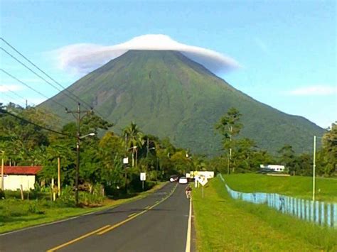 Nube «sombrero» sobre el volcán Arenal – Nuestroclima