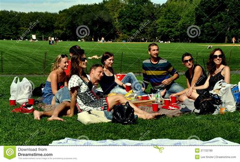 NYC: Amigos Que Tienen Comida Campestre En Central Park Imagen de ...