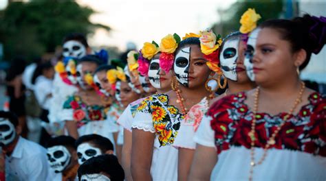Observe la cultura mexicana reflejada en el Día de Muertos ...