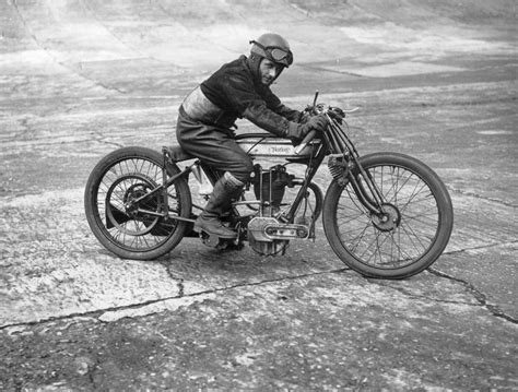 Old motorcycle racing