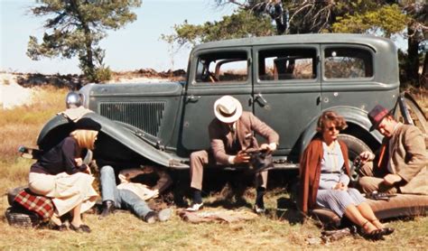 on the road | Bonnie n clyde, Bonnie and clyde 1967, Clyde