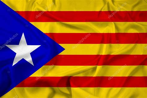 Ondeando la bandera de Cataluña independiente — Fotos de Stock ...
