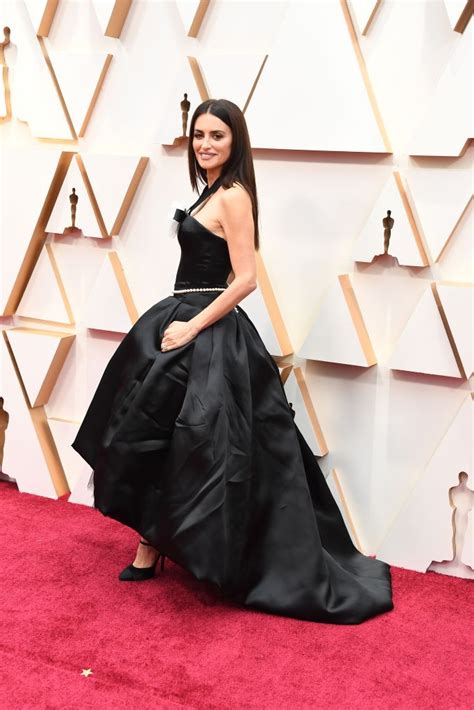 Oscar 2020: Penélope Cruz aposta em vestido preto Chanel   Revista ...