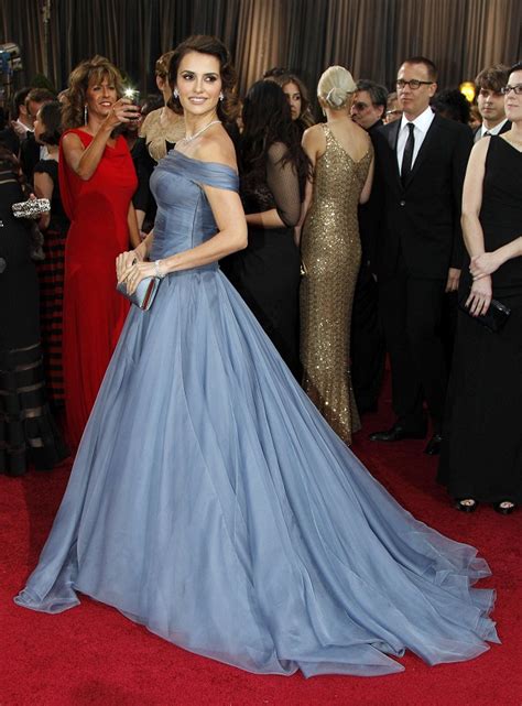 Oscars 2012   Penelope Cruz is breathtaking in a periwinkle Armani ...