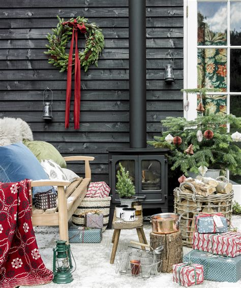 Outdoor Christmas decorating ideas | Ideal Home