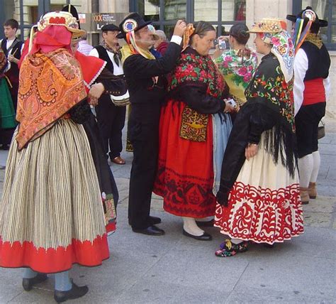 Overview of the Costumes of Spain, part 1   The North | Folk clothing ...