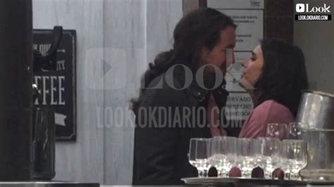 Pablo Iglesias e Irene Montero, pillados dándose un beso ...