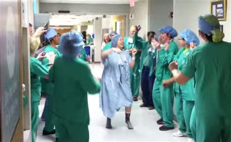 Paciente de cáncer de mama de camino a la sala de operaciones