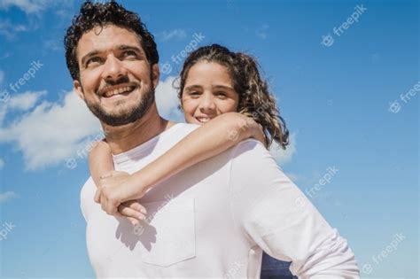 Padre e hija felices | Foto Gratis