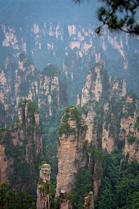 Paisaje De Columnas De La Montaña Tianzi De Piedra En Zhangjiajie Foto ...