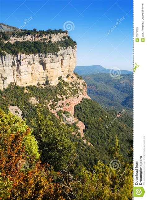 Paisaje De La Montaña Rocosa En Cataluña, España Imagen de ...