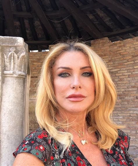 Paola Ferrari : Chi è, Biografia, FOTO e profilo Instagram