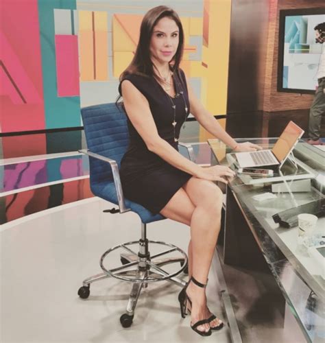 Paola Rojas de Televisa, levanta pasiones con un micro ...