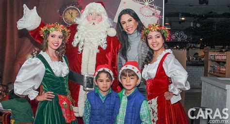 Paola Rojas y sus hijos en el Breakfast with Santa ...