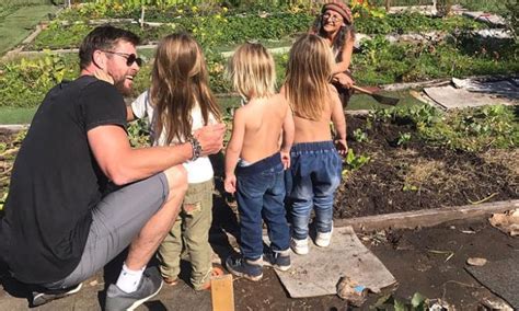 ¡Papá jardinero! Chris Hemsworth muestra una nueva faceta ...