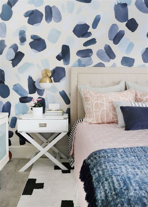 Papel pintado abstracto en dormitorio en tonos azules y rosas | Piso de ...