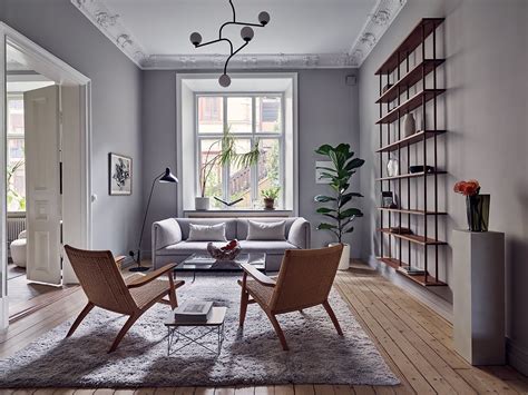 Paredes y muebles grises combinados con elementos de madera para una ...
