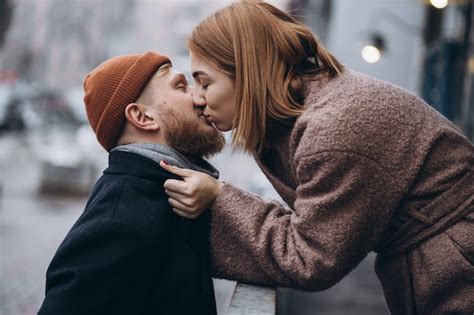 Pareja amorosa adulta besándose en una calle | Foto Gratis