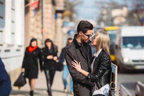 Pareja besándose en la calle | Descargar Fotos gratis