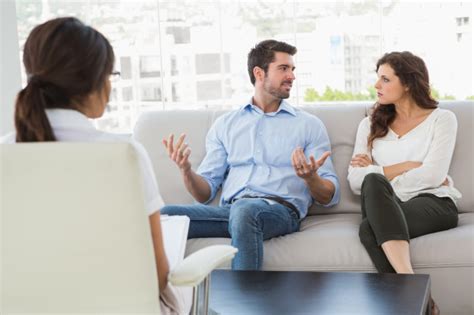 Pareja hablando con su terapeuta | Foto Premium