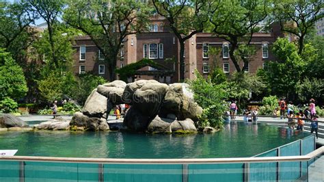 Parque Zoológico Del Central Park, Nueva York Imagen de archivo ...
