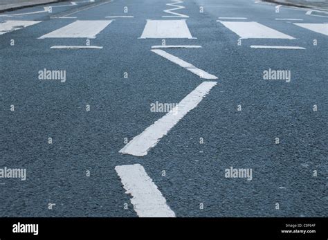 Paso de cebra con líneas blancas Zig Zag Fotografía de stock   Alamy
