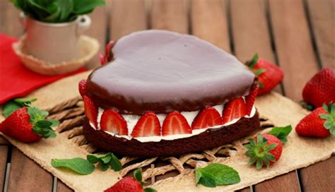 Pastel corazón de chocolate con nata y fresas | Nestlé Cocina