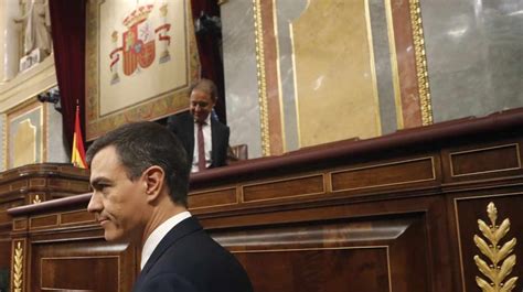 Pedro Sánchez toma posesión sin Biblia ni crucifijo y en presencia de Rajoy