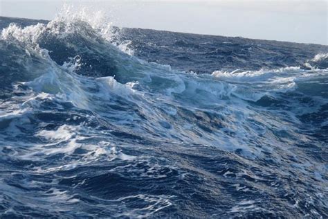 Peligroso el mar con corrientes y olas de hasta 13 pies