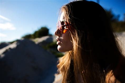 Perfil de mujer bonita en gafas de sol rojas | Descargar Fotos gratis