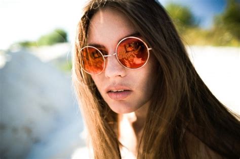 Perfil de mulher bonita em óculos de sol vermelhos | Foto Grátis