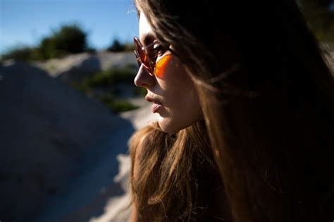 Perfil de mulher bonita em óculos de sol vermelhos | Foto ...