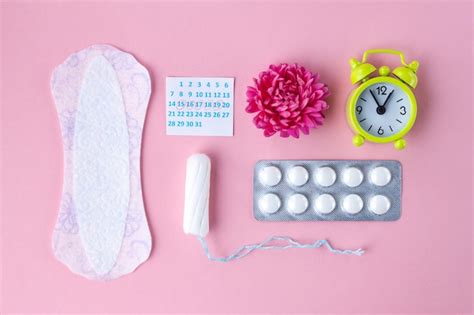 Persona que sufre de síndrome premenstrual y dolor de la menstruación ...